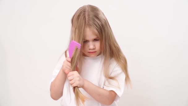 Malá Dívka Hřebeny Dlouhé Spletené Vlasy Bílém Pozadí Kosmetika Pro — Stock video