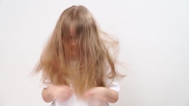 Little Girl Ruffles Long Blond Hair Her Head Child Hair — Stok video