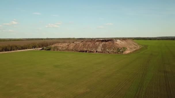 Dumpen Het Midden Van Het Veld Verwijdering Van Huishoudelijk Bouwafval — Stockvideo