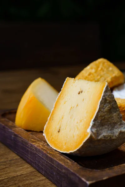 Tahta Bir Masanın Üzerinde Dilimlenmiş Peynir Kafalar Peynir Fabrikası Peynir — Stok fotoğraf