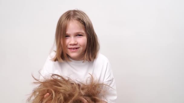 Uma Menina Engraçada Segura Mãos Cabelo Cortado Depois Cortar Joga — Vídeo de Stock