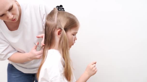 Tagliare Capelli Mamma Acconciatura Sua Figlia Casa Sola Forbici Professionali — Video Stock