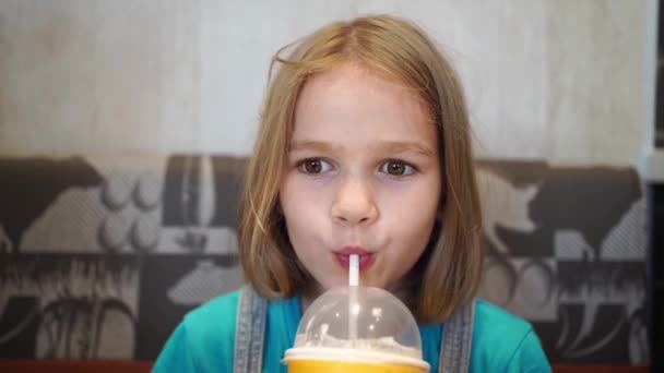 Lustig Liten Flicka Dricker Drink Genom Ett Rör Ett Café — Stockvideo