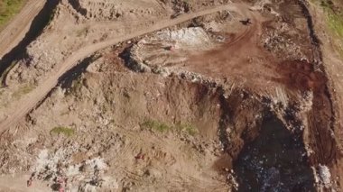 Arazinin ortasına atıldı. Ev halkının taşınması ve inşaat atıklarının şehirden atılması. Çevre felaketi Kirlilik. hava görünümü