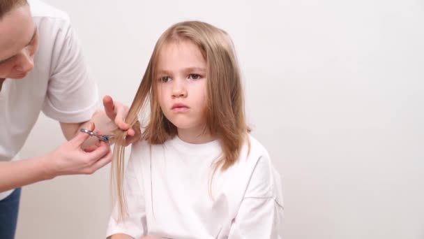 Femme Peigne Fait Coupe Cheveux Une Jeune Fille Sur Fond — Video