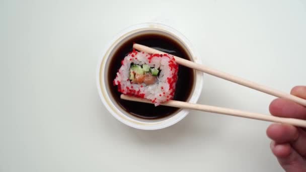 Hölzerne Sushi Sticks Halten Rollen Mit Rotem Kaviar Fisch Reis — Stockvideo