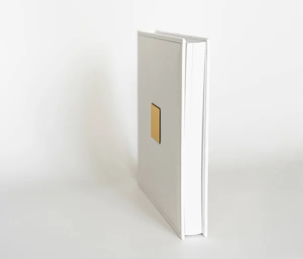 Livro Branco Couro Encadernação Com Uma Inserção Metal Dourado Para — Fotografia de Stock
