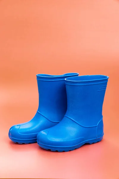 Botas Goma Azul Sobre Fondo Rosa Zapatos Para Clima Lluvioso — Foto de Stock