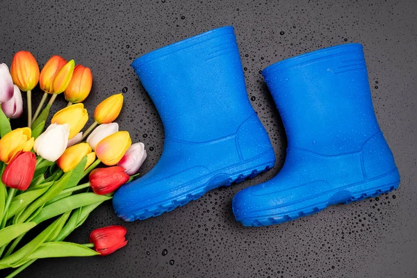 Sepatu Karet Biru Dengan Warna Warni Tulip Pada Latar Belakang — Stok Foto