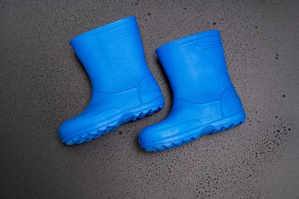 Kék Gumicsizma Fekete Háttérrel Cipők Esős Időjáráshoz Pocsolyákhoz Cipőbolt Védd — Stock Fotó