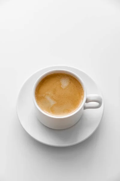 Zobacz Górze Filiżankę Kawy Mlekiem Tradycyjne Poranne Śniadanie Ożywienie Wczesnych — Zdjęcie stockowe