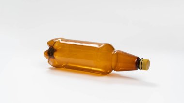 Beyaz arka planda kahverengi plastik şişe. Plastiği geri dönüşüm konsepti. Sıvı kabı.