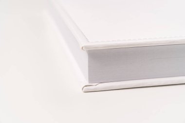 Deri ciltli kalın plastik sayfa beyaz kitap. Baskı ürünleri. Fotobooks ve albümler. bireysel ürünler.