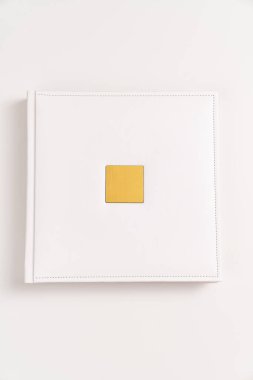 Deri ciltli beyaz bir kitap. Altından bir metalle yazılmış. Baskı ürünleri. Fotobooks ve albümler. bireysel ürünler.