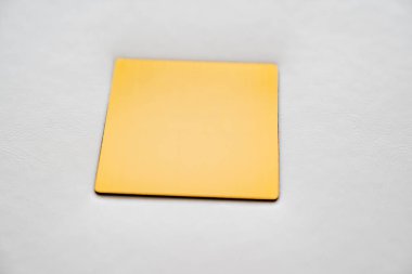 Kapat. Deri ciltli beyaz bir kitap. Altından bir metalle yazılmış. Baskı ürünleri. Fotobooks ve albümler. bireysel ürünler.