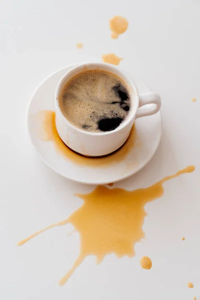 Zobacz Górze Filiżanki Rozbryzgów Kawy Białym Stole Tradycyjne Poranne Śniadanie — Zdjęcie stockowe