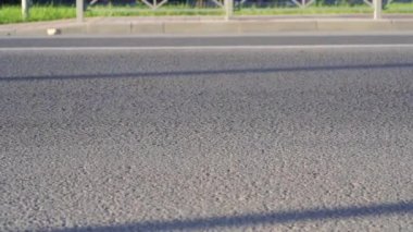 Arabaların tekerleklerinin gittiği asfalt yol kaldırımı. yol trafiği.