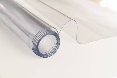 Masayı ya da tezgahı korumak için şeffaf kalın PVC film. Mutfaktaki masa örtüsünü değiştirmek ya da bebek odası ve kabindeki masaüstünü. Ev için eşyalar. Dükkan.