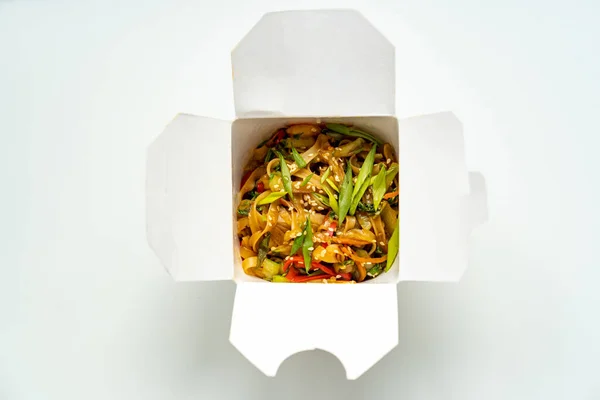 Entrega Comida Asiática Preparada Fideos Con Verduras Mariscos Una Caja —  Fotos de Stock