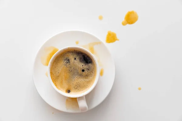 Zobacz Górze Filiżanki Rozbryzgów Kawy Białym Stole Tradycyjne Poranne Śniadanie — Zdjęcie stockowe