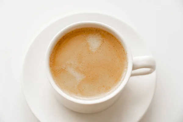 Zobacz Górze Filiżankę Kawy Mlekiem Tradycyjne Poranne Śniadanie Ożywienie Wczesnych — Zdjęcie stockowe