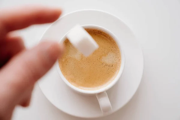 Δες Πάνω Ένα Φλιτζάνι Καφέ Γάλα Ρίξει Ένα Κύβο Ζάχαρης — Φωτογραφία Αρχείου