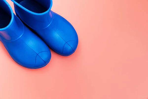 Botas Goma Azul Sobre Fondo Rosa Zapatos Para Clima Lluvioso — Foto de Stock