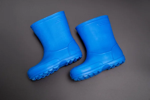 Kék Gumicsizma Fekete Háttérrel Cipők Esős Időjáráshoz Pocsolyákhoz Cipőbolt Védd — Stock Fotó
