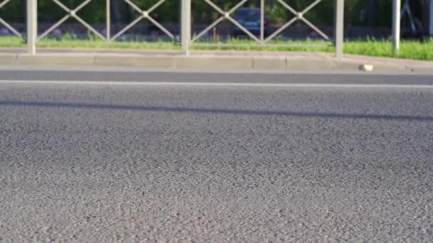 沥青路面 汽车车轮在其上行驶 公路交通 — 图库视频影像