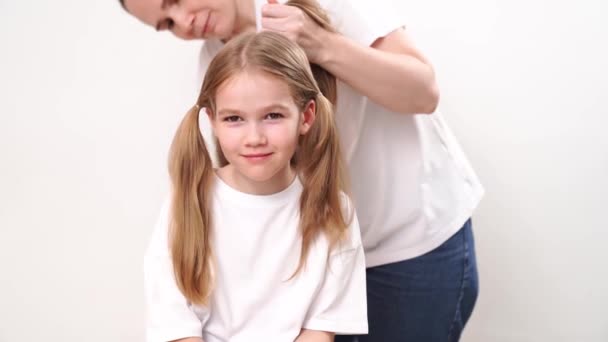 Madre Hace Pelo Una Niña Sobre Fondo Blanco Mamá Peluquera — Vídeo de stock