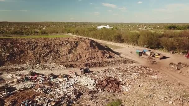 Χωματερή Στη Μέση Του Πεδίου Απομάκρυνση Οικιακών Και Οικοδομικών Αποβλήτων — Αρχείο Βίντεο