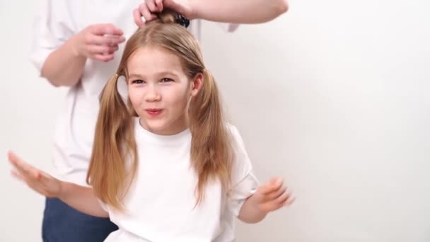 Mama Robi Włosy Zabawnej Dziewczynki Białym Tle Mamusia Jest Fryzjerką — Wideo stockowe