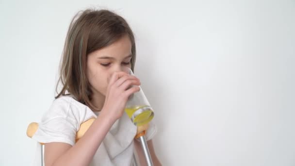 Koltuk Değnekli Genç Bir Kız Bardaktan Içer Laç Vitamin Alıyordum — Stok video
