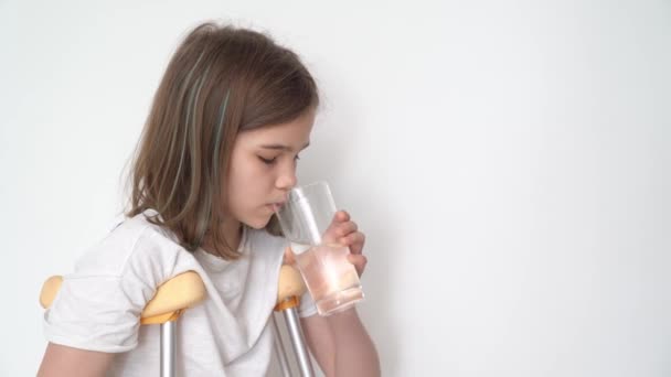 Tonåring Kryckor Dricker Vatten Ett Glas Obehag Personer Med Låg — Stockvideo