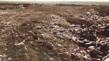 Arazinin ortasına atıldı. Ev halkının taşınması ve inşaat atıklarının şehirden atılması. Çevre felaketi Kirlilik. hava görünümü