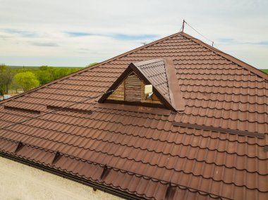 Küçük pencereli kiremit çatı. Evlerin inşası için gerekli malzemeler. 