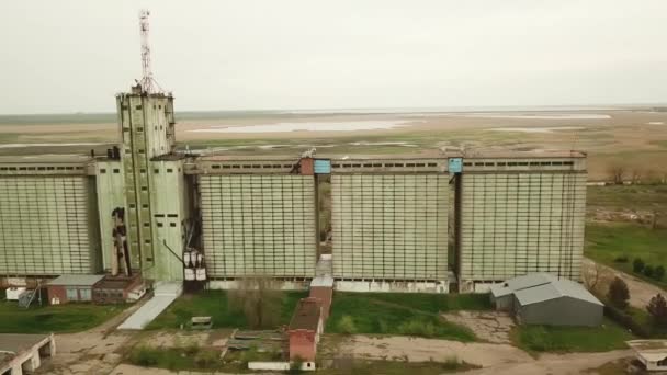 Old abandoned Grain elevator. building of industrial complex — Stock Video