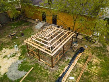 En üst düzey inşaat alanı. Çardak ahşap kirişlerden yapılmıştır..