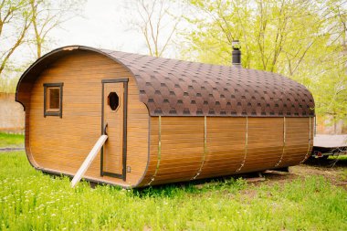 Banyo fıçısı taşınabilen kompakt ve hafif bir binadır.