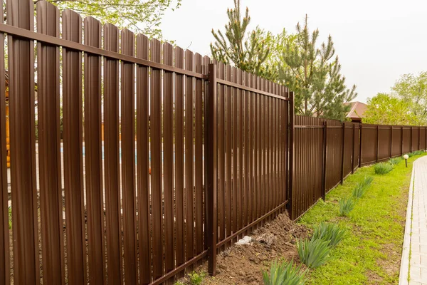 Коричневый забор вентилируемая ограда для фермы или загородного дома. Стоковое Фото