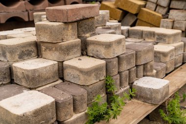 Döşeme taşları için katlanmış taşlar. Yol inşaatı için malzeme. Hırdavatçı. Kaldırımların onarımı ve iyileştirilmesi.