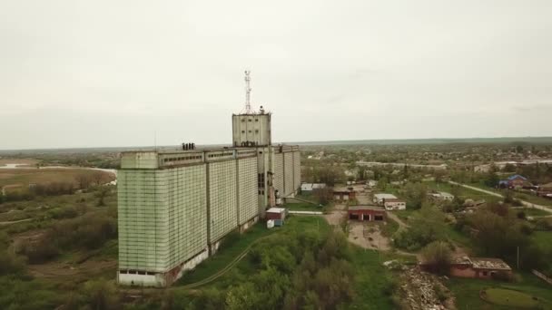 Old abandoned Grain elevator. building of industrial complex — Stock Video