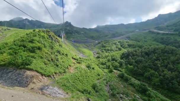 Cable car in the mountains. summer tourism. — Stock Video
