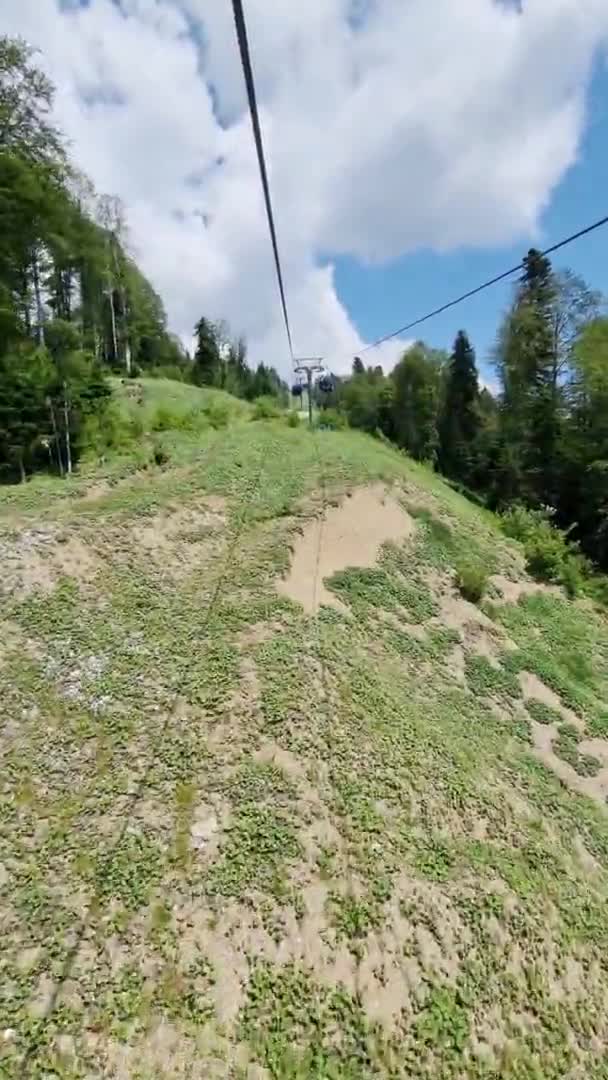 Vertikal video. linbana i bergen. sommarturism. — Stockvideo