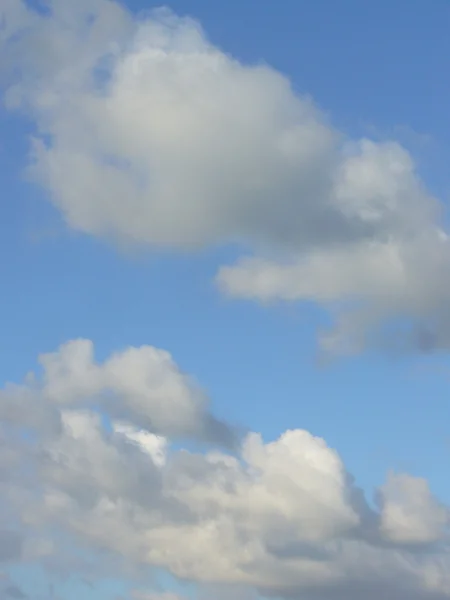 Bílé nadýchané mraky na modré obloze — Stock fotografie