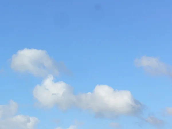 Nuages duveteux blancs dans le ciel bleu — Photo