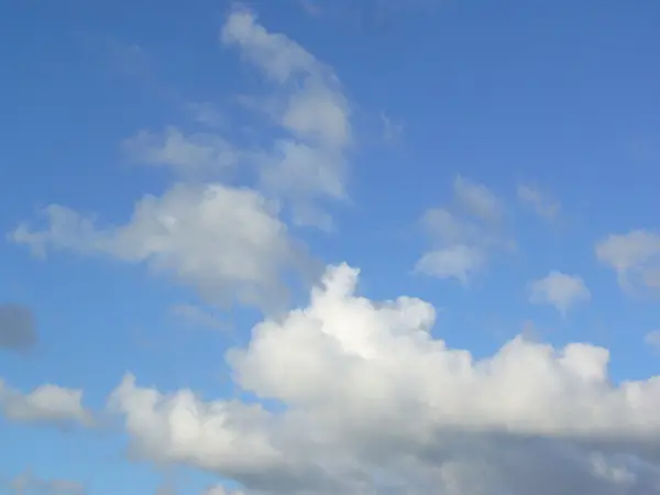 Nuages duveteux blancs dans le ciel bleu — Photo