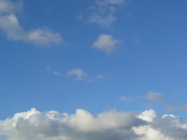 Nuages duveteux blancs dans le ciel bleu — Photo