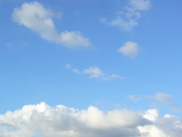 Nuages duveteux blancs dans le ciel bleu — Photo