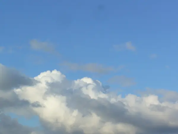 Nuages duveteux blancs dans le ciel bleu — Photo